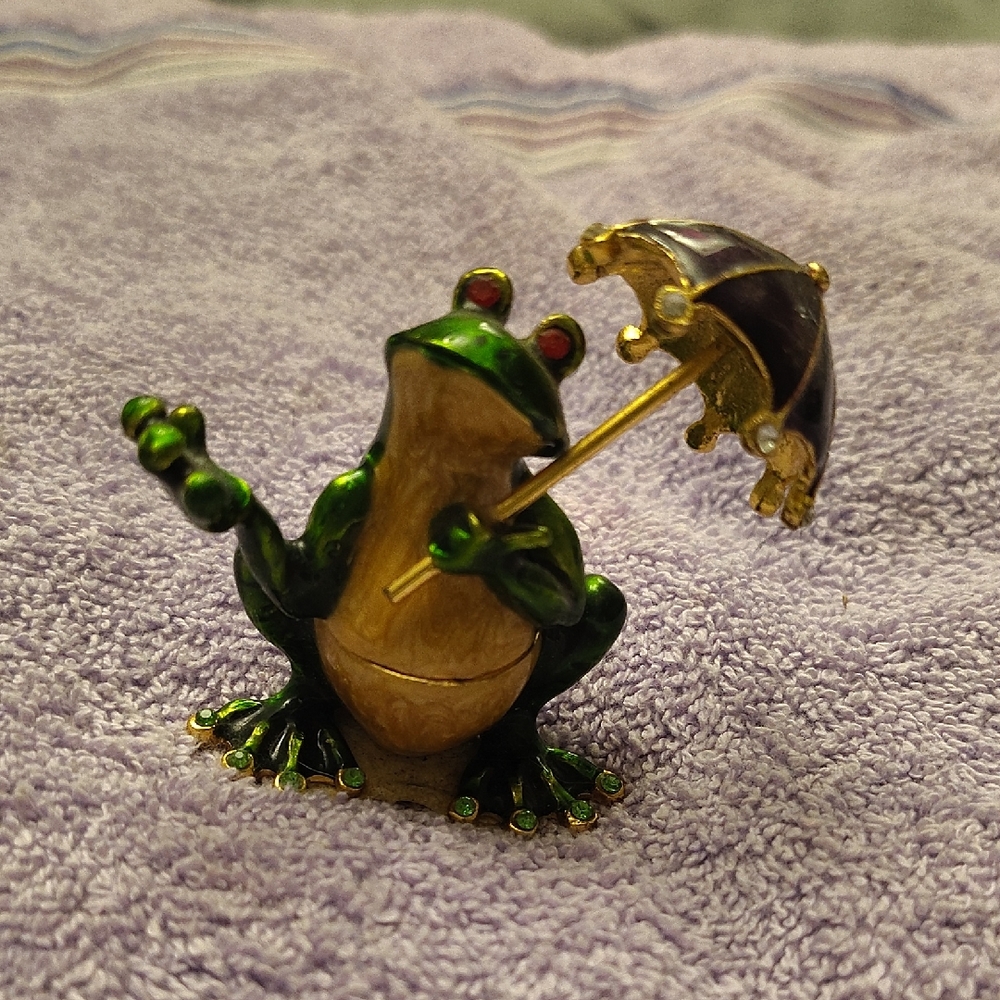 Charming Green Frog Figurine with Umbrella